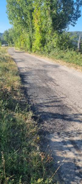 Réfection des bords de chaussée d'une route en enrobé dégradée 