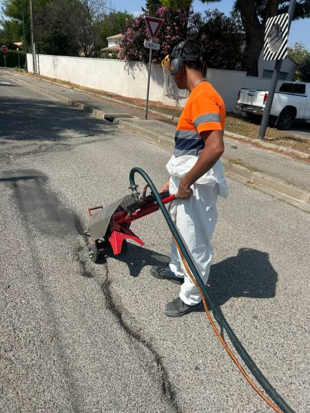Pontage de fissure : nettoyage de la fissure à l'air chaud pulsé