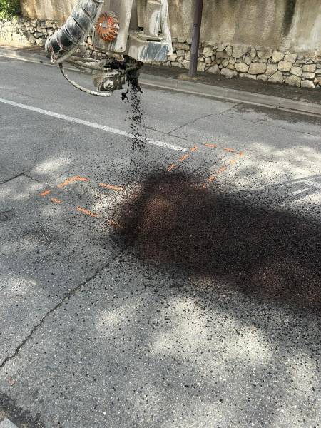 Comblement d'une nid de poule à l'enrobé projeté 