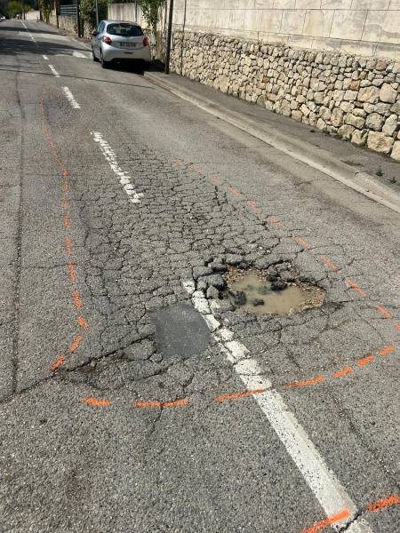 Faiençage et nid de poule sur route en enrobé à réparer d'urgence