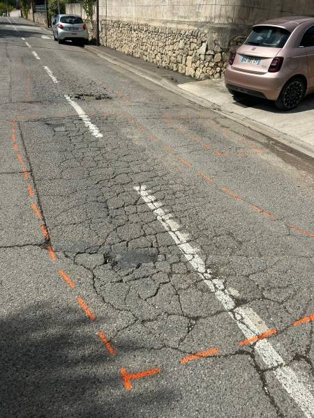 Réseau de fissures, faïençage sur route 