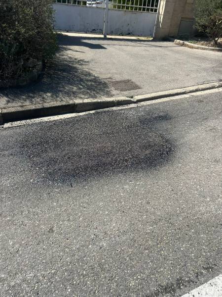 Patch à l'enrobé projeté pour réparation de nid de poule sur la route dans le 13