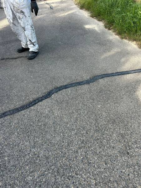 Bande noire en bitume pour étanchéité de la fissure sur route en enrobé
