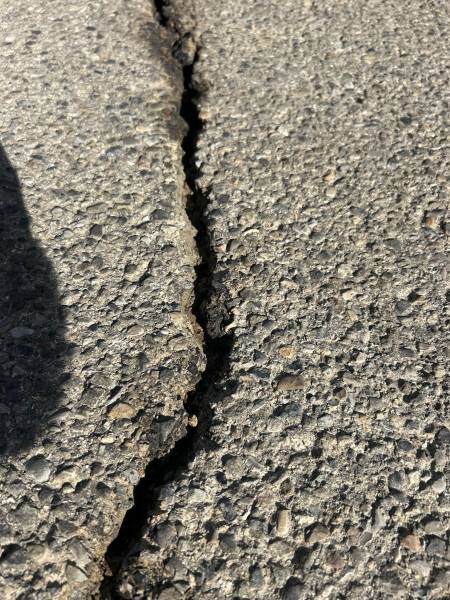 Nettoyage de fissure sur route en enrobé