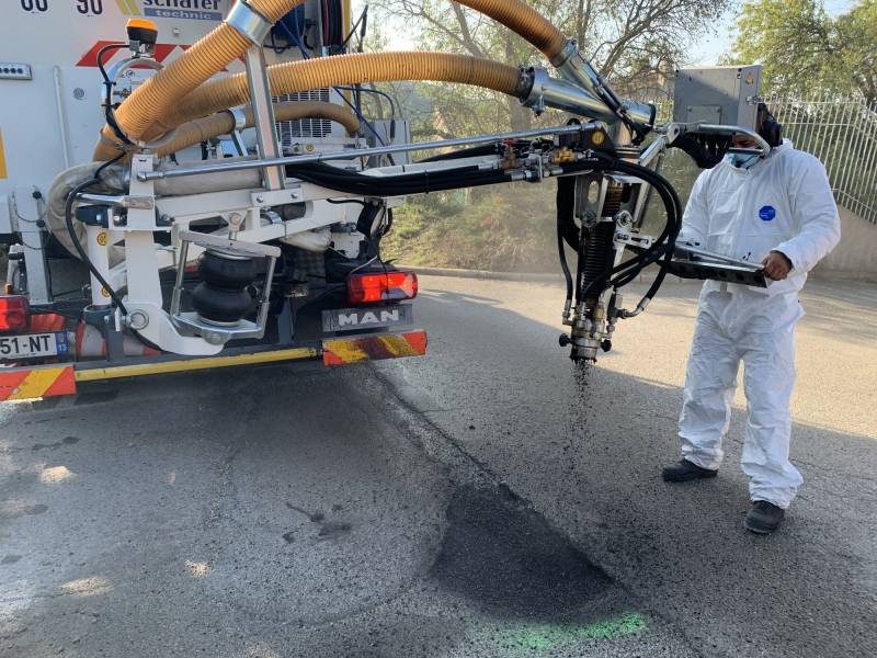 Réparation de nids de poule à l'enrobeur projeteur dans le Vaucluse