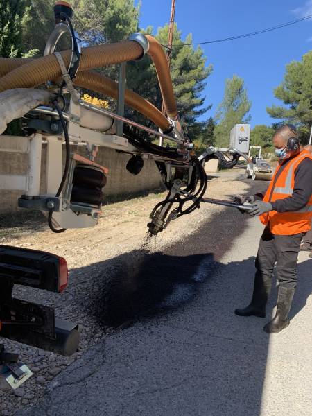 Le BLOW-PATCHER sur la commune de LAMBESC dans les BOUCHE-DU-RHONE pour la réparation de la voirie