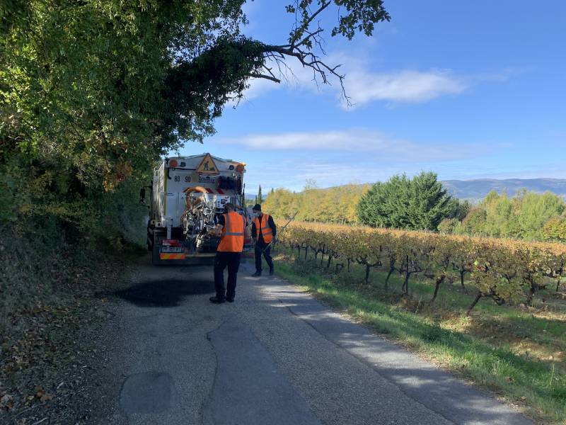 Intervention du BLOW-PATCHER pour la rénovation de la voirie sur ANSOUIS dans le département du Vaucluse