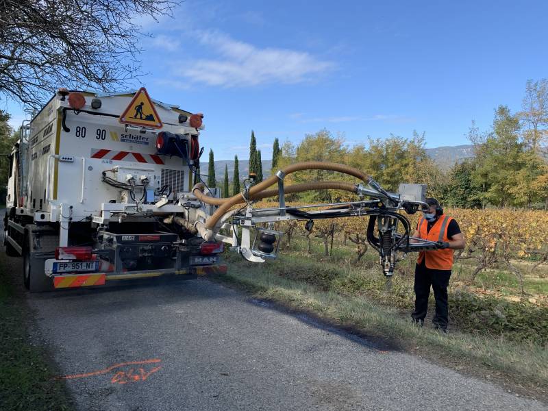 Réparation de bord de chaussée sur la commune d'ANSOUIS, dans le Vaucluse