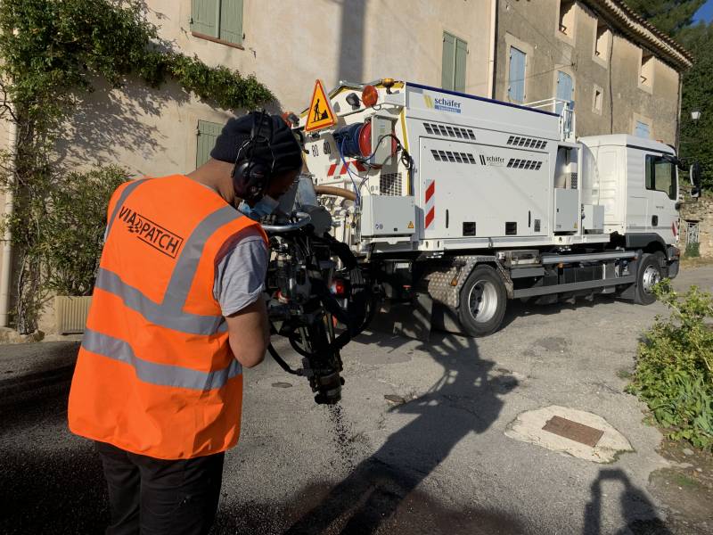Enrobé projeté pour la réparation de la voirie dans le Vaucluse