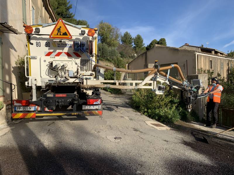 Rénovation et réparation de la voirie avec de l'enrobé projeté grâce à la technique du BLOW-PATCHER