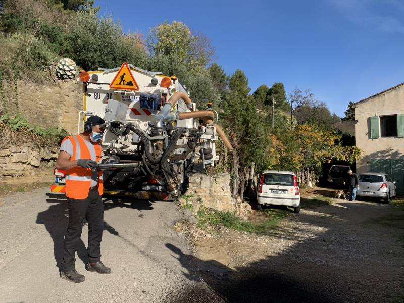 Réfection de la voirie à l'enrobé projeté avec la location du BLOW-PATCHER