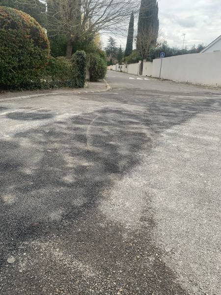 Chaussée réparée grâce à la technique de l'enrobé projeté