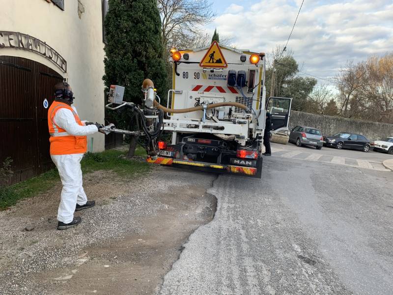 Réparation du bord de la chaussée dégradée avec l'enrobeur projeteur Le BLOW-PATCHER