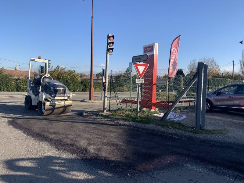 réparation à l'enrobé projeté sur la voirie avec le BLOW-PATCHER