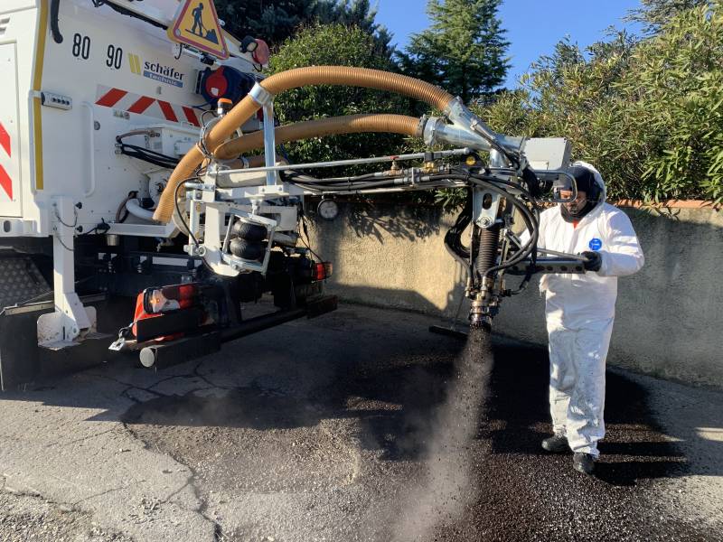 Le BLOW-PATCHER enrobeur projeteur pour la réparation des dégâts de la voirie