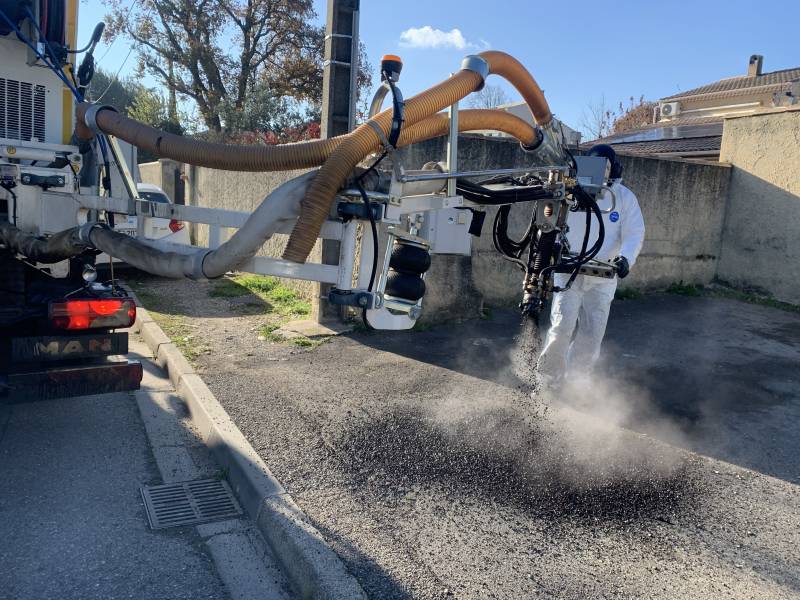 Réparation à l'enrobé projeté avec la location de l'atelier BLOW-PATCHER
