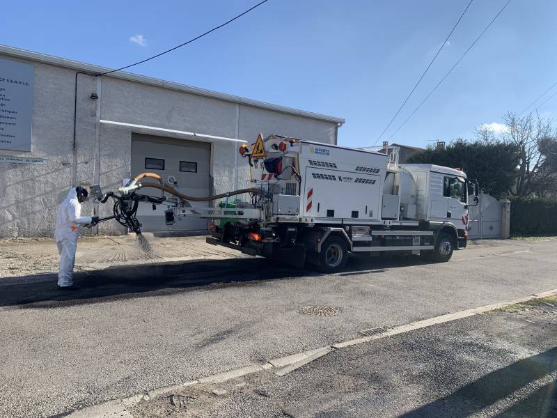 Réparation de la voirie avec l'enrobé projeté