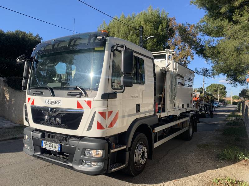 Le BLOW-PATCHER enrobeur projeteur en location avec son atelier pour réparer la voirie