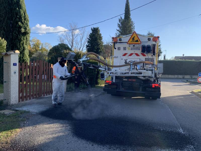 Location enrobeur projeteur sur la commune de Moriéres-Les-Avignons pour la réparation de nids de poule et de faïençage