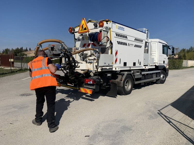 Réparation de la voirie avec l'atelier BLOW-PATCHER sur L'ISLE SUR SORGUES dans le Vaucluse 84