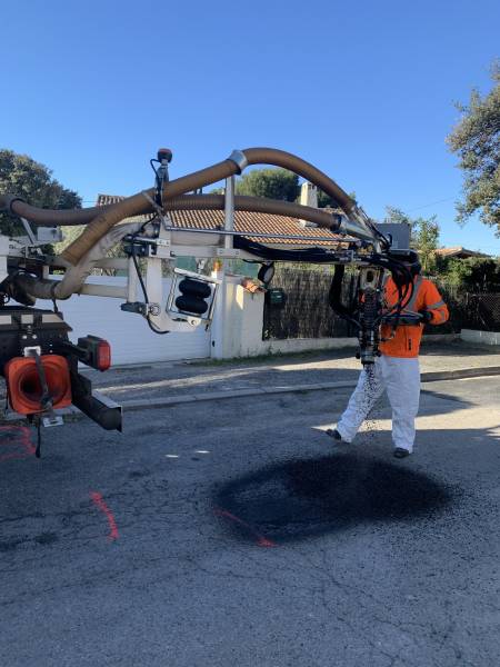 Réparation de Nids de poule à l'enrobé projeté avec l'atelier BLOW-PATCHER en location sur la commune de Lambesc dans le 13