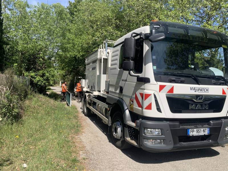 Le BLOW-PATCHER en location avec chauffeur et techniciens pour réparer, rénover et prolonger la durée de vie de la chaussée