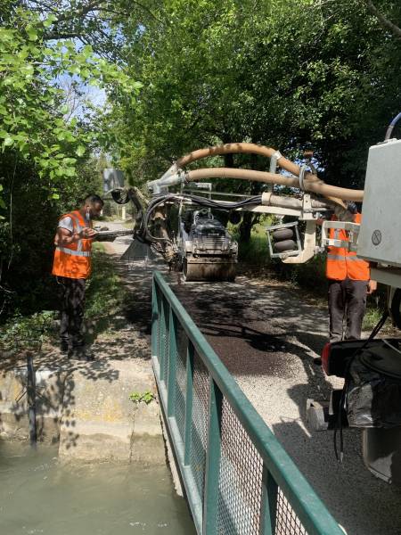 Le camion BLOW-PATCHER, enrobeur projeteur pour la réparation sur des petits chemins et des endroits difficiles d'accés