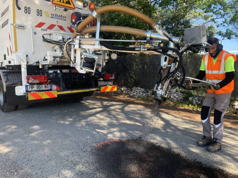 Réparer, rénover et prolonger la durée de vie de la chaussée avec l'enrobeur projeteur Le BLOW-PATCHER