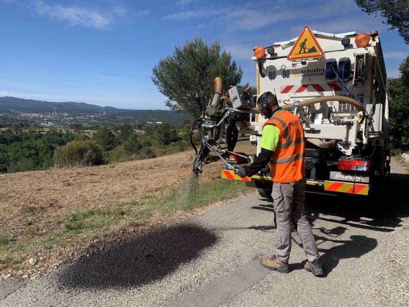 Réparation du bord de la chaussée avec l'enrobé projeté