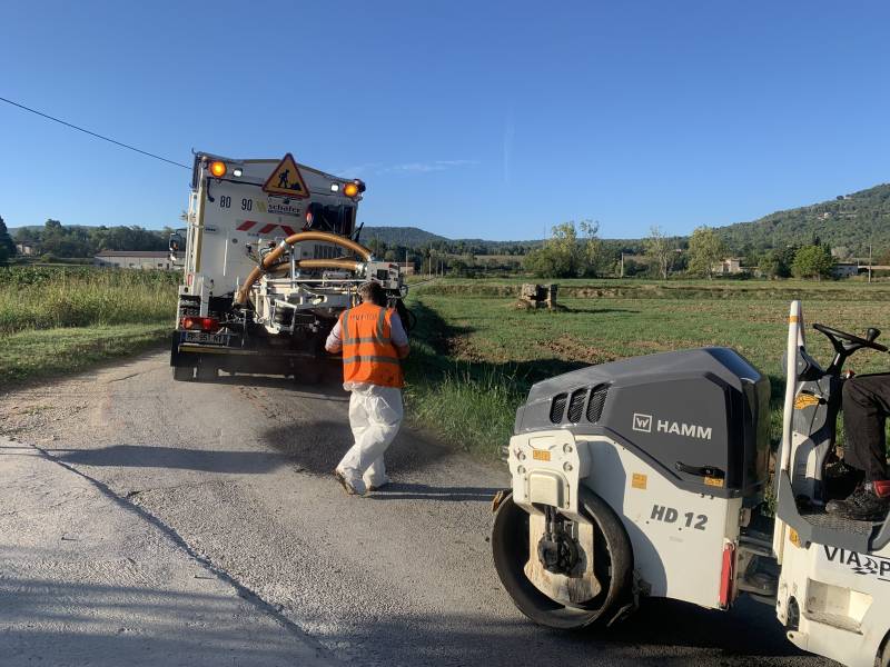 L'atelier BLOW-PATCHER sur la commune de Puy-Sainte-Réparade en location pour réparer les nids de poule et le bord de chaussée avec la technique de l'enrobé projeté