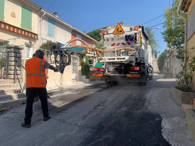 Rénovation avec l'enrobeur-projeteur du bord de la chaussée