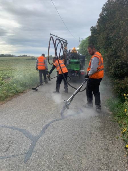 Colmatage de fissures sur la voiries dans le 83